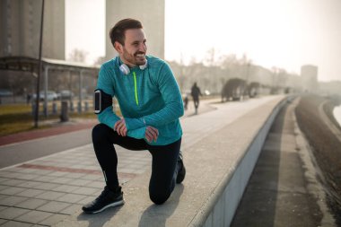 Sabah koşusundan başlayarak. Spor kıyafetleri içinde yakışıklı bir delikanlı parkta koşuyor.