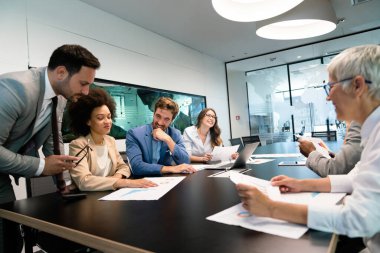 Girişimciler ve iş adamları, modern toplantı odasında mimarlar konferansı