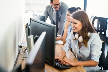 Bir yazılım geliştirme şirketinde çalışan programcılar