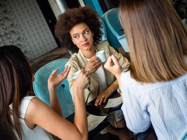 Amigas Una Cafetería Conversando Seriamente Sobre Una Taza Café —  Fotos de Stock