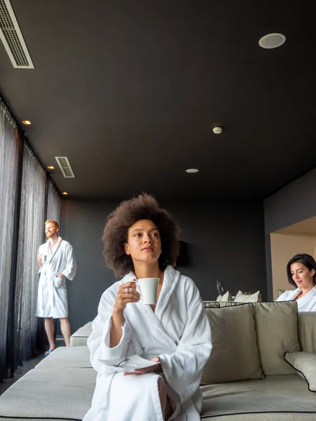 Piękna Kobieta Relaksująca Się Luksusowym Hotelowym Spa Szlafroku Pijąca Kawę — Zdjęcie stockowe