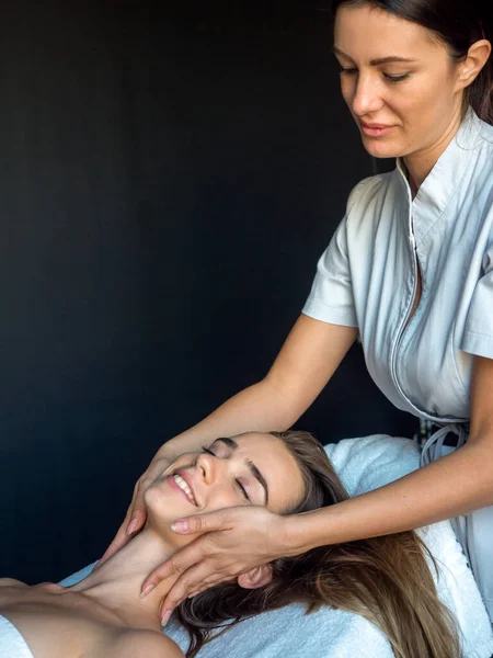 Mooie Jonge Vrouw Het Krijgen Van Een Gezicht Behandeling Bij — Stockfoto