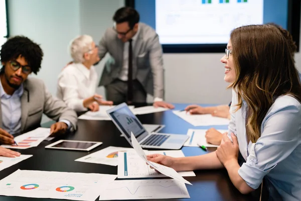 Samenwerking Analyse Door Een Groep Zakenmensen Die Functie Zijn — Stockfoto