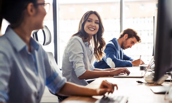 Empresarios Startup Grupo Programadores Que Trabajan Diariamente Oficinas Modernas — Foto de Stock