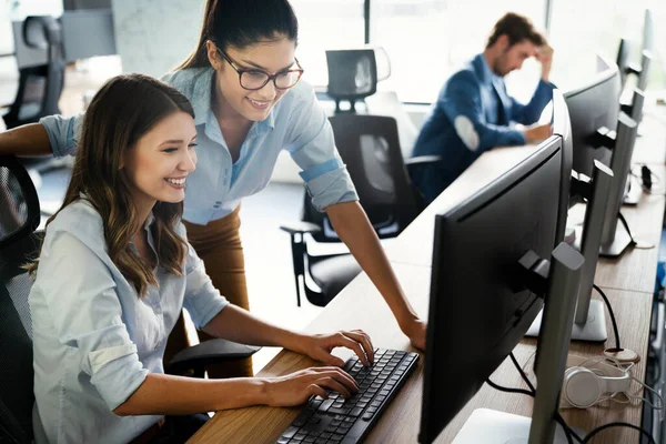 Les Gens Affaires Démarrage Groupe Programmeur Travaillant Travail Quotidien Bureau — Photo