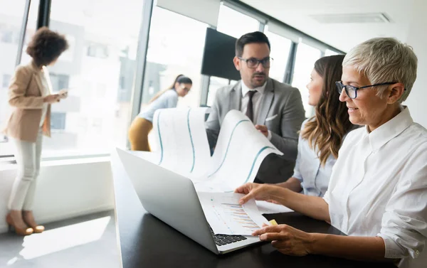 Groep Van Diverse Zakenpartners Bespreekt Documenten Ideeën Tijdens Vergadering — Stockfoto