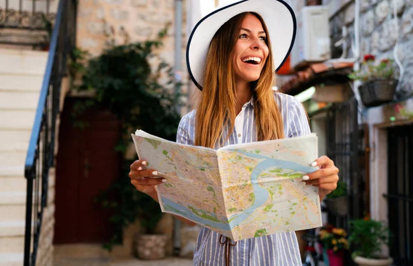 Joven Mujer Feliz Turista Con Mapa Busca Una Manera Vacaciones — Foto de Stock