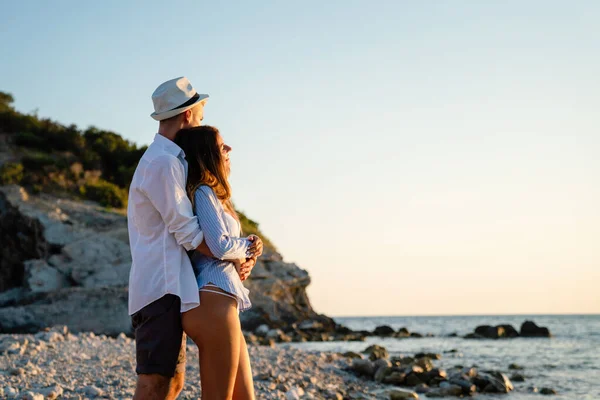 Romantiskt Par Kär Promenader Vacker Strand Sommarsemester — Stockfoto