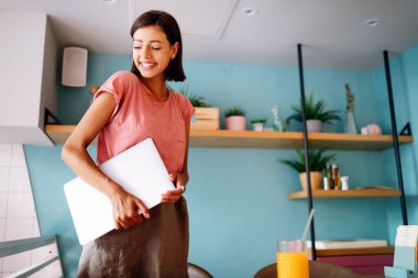 Çekici, genç, mutlu, neşeli kadın. Zamanının ve özgürlüğünün tadını çıkarıyor.