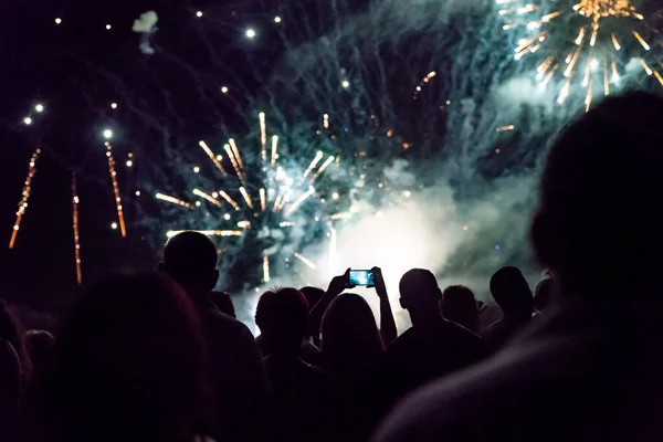 Foule Regarder Des Feux Artifice Célébrer Nouvelle Année — Photo