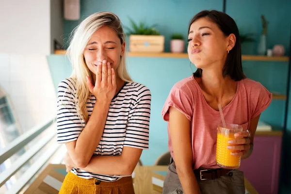 Porträt Einer Schönen Freundin Die Lächelt Und Zusammen Spaß Hat — Stockfoto