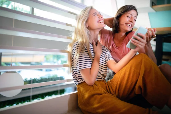 Feliz Alegre Sorridente Mulheres Amigos Divertindo Tomando Selfie — Fotografia de Stock