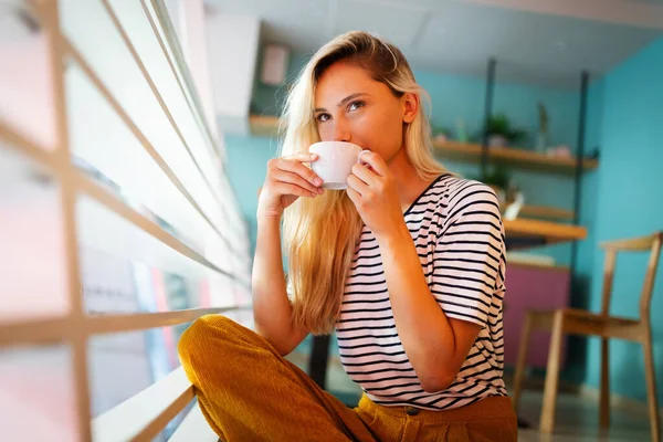 女人喜欢在早晨喝新鲜咖啡 家里的生活方式是日出 — 图库照片