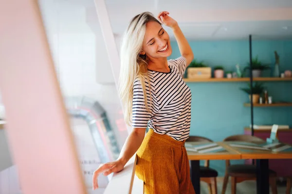 Retrato Hermosa Joven Feliz Mujer Estudiante Sonriendo Divirtiéndose — Foto de Stock