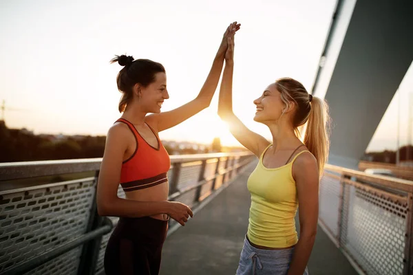 Fit Happy Friends Jogging Running Together Outdoor City Living Healthy — Stock Photo, Image