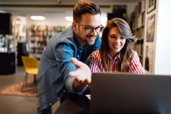 Des Jeunes Gens Heureux Qui Travaillent Ensemble Sur Ordinateur Portable — Photo