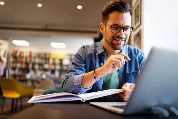 Estudante Sexo Masculino Sorrindo Trabalhando Aprendendo Uma Biblioteca — Fotografia de Stock