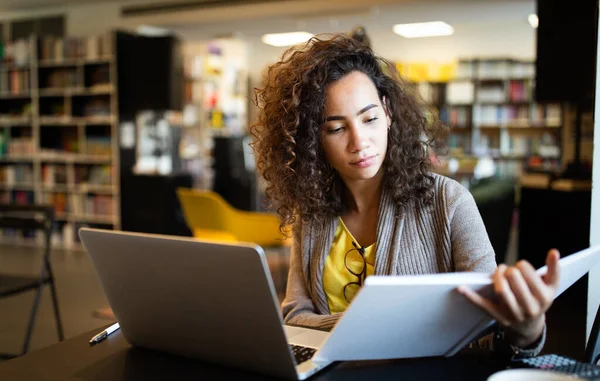 Joven Chica Estudiante Hermosa Trabajando Aprendiendo Biblioteca Universidad Educación Estudio — Foto de Stock