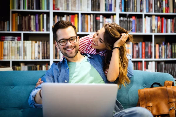 Casal Feliz Amor Passar Tempo Divertido Juntos Ler Trabalhar Estudar — Fotografia de Stock