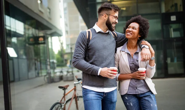 Gelukkige Zakenmensen Praten Buiten Bedrijf Met Het Houden Van Koffie — Stockfoto