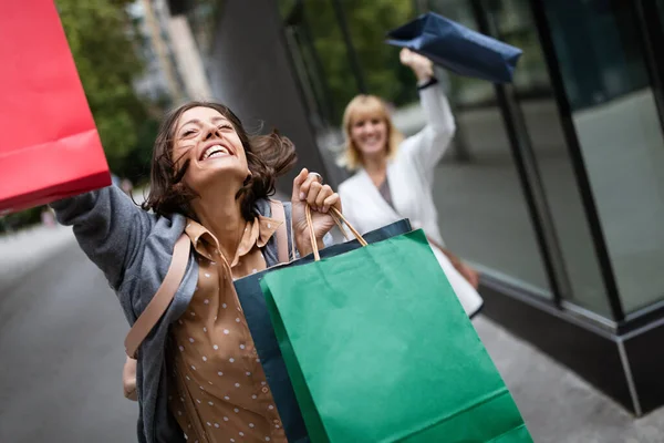 Mulheres Felizes Bonitas Com Sacos Compras Andando Cidade Divertindo — Fotografia de Stock