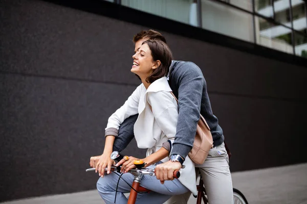 Bisiklete Binen Şehirde Eğlenen Sevgili Çifti Yakından Takip Edin — Stok fotoğraf