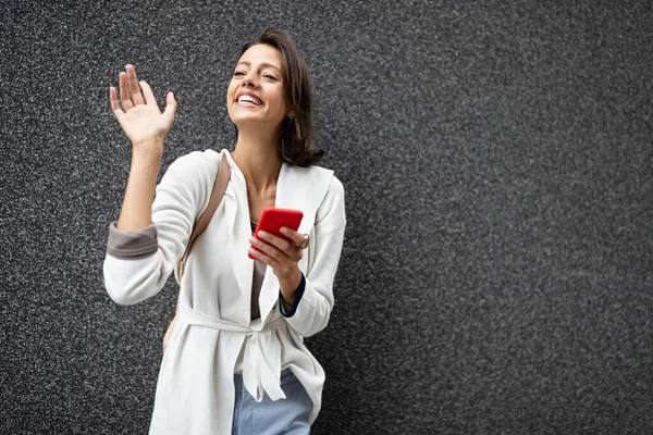 Jovem Bela Mulher Feliz Usando Telefone Inteligente Tecnologia Pessoas Conceito — Fotografia de Stock