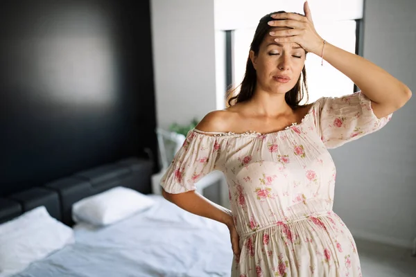 Dolori Della Gravidanza Donna Incinta Depressa Che Tiene Mano Sulla — Foto Stock