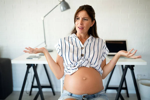 Een Jonge Zwangere Vrouw Die Thuis Werkt Loopbaan Zwangerschapsconcept — Stockfoto