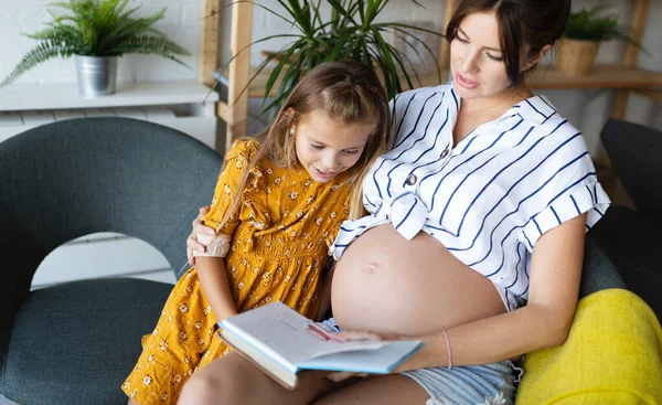 Madre Con Sua Bella Figlia Leggere Libro Casa — Foto Stock