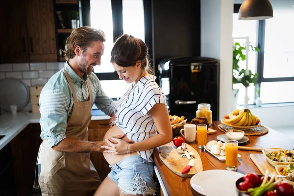 Glada Unga Par Matlagning Tillsammans Köket Medan Mannen Vidrör Buken — Stockfoto