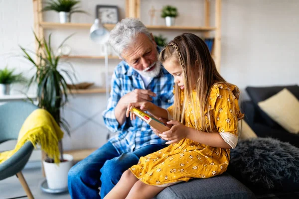 Hermoso Abuelo Nieto Están Hablando Sonriendo Mientras Juegan Con Juguetes — Foto de Stock