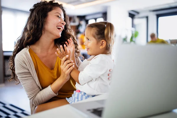 Joven Madre Con Niña Trabajando Desde Oficina Casa — Foto de Stock