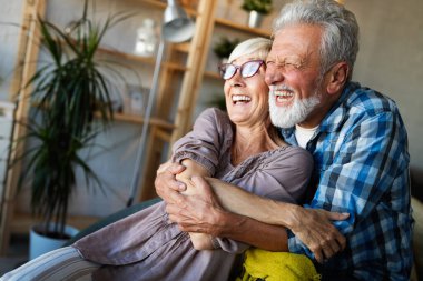 Mutlu gülümseyen son sınıf çifti evde gerçek duygularla kucaklaşıp kaynaşıyor.