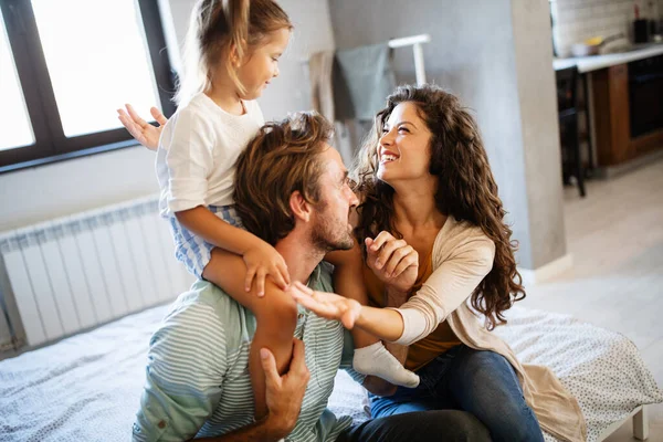 Mutlu Gülümseyen Aile Evde Eğleniyor — Stok fotoğraf