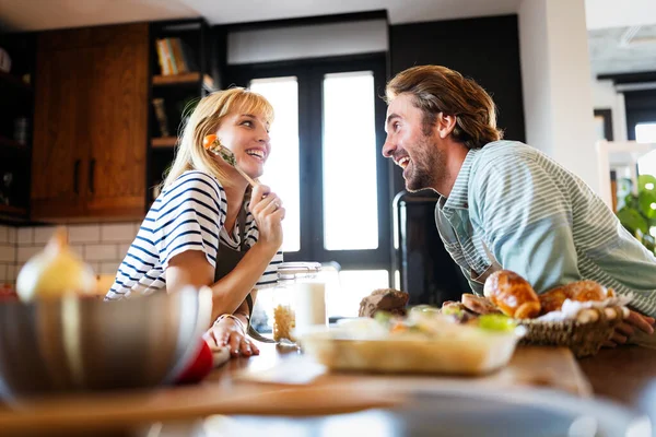 Schattig Jong Paar Liefde Genieten Van Eten Samen Keuken — Stockfoto