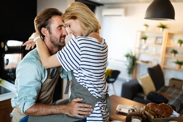 Glückliches Spontanes Romantisches Paar Das Der Küche Liebe Macht Während — Stockfoto