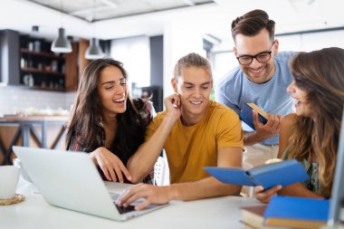 Çeşitlilik öğrencileri mutluluk takım çalışması eğitim kavramını arkadaş edindi
