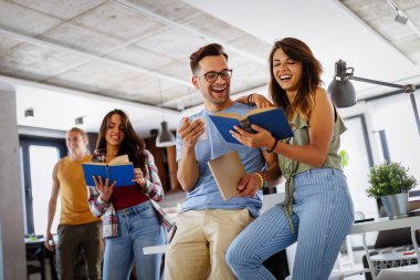 Mutlu bir öğrenci grubu, birlikte çalışıp eğlenen arkadaşlar.