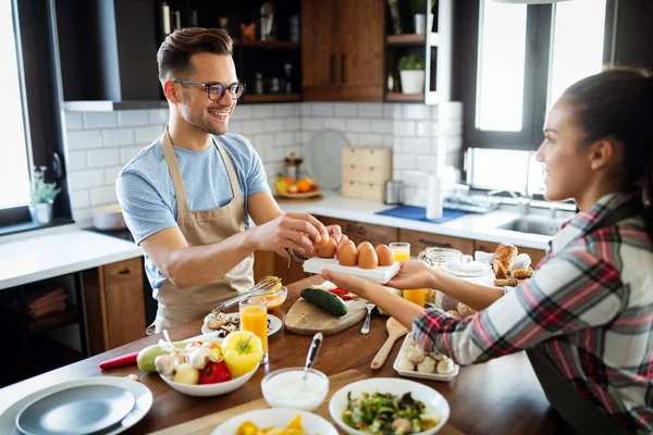 Jong Gelukkig Paar Liefde Genieten Het Bereiden Van Gezonde Maaltijd — Stockfoto