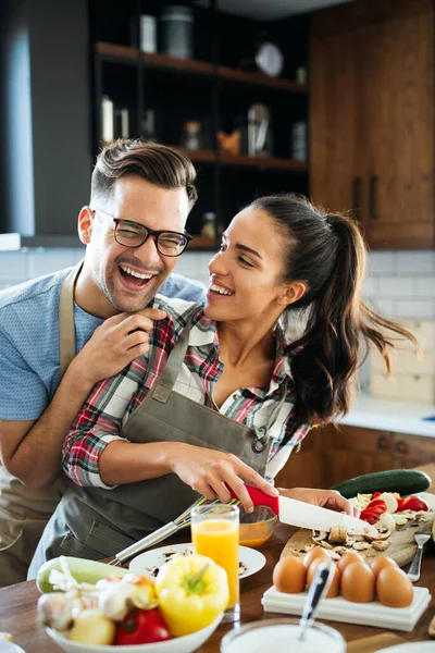 Jong Gelukkig Paar Liefde Genieten Het Bereiden Van Gezonde Maaltijd — Stockfoto