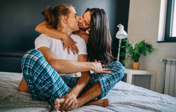 Feliz Sensual Amoroso Casal Beijando Cama Quarto — Fotografia de Stock