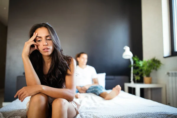 Pareja Joven Cama Con Problemas Crisis Concepto Divorcio Separación — Foto de Stock