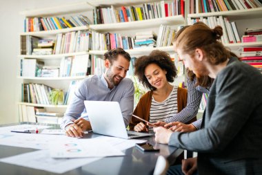 Modern ofiste çalışan iş adamlarının işbirliği ve analizi