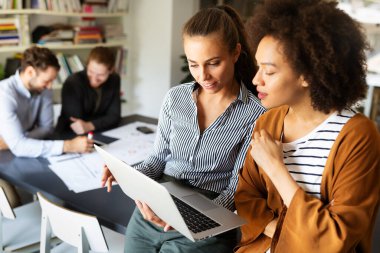 Mimarların portresi, ofiste tartışan iş adamları.