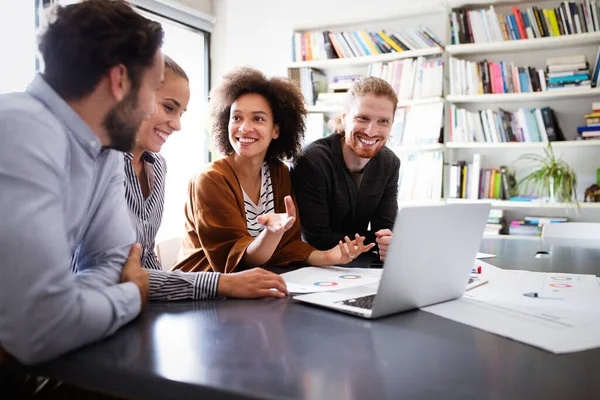 Arbejder Sammen Projektet Unge Virksomhedskolleger Der Arbejder Kontoret - Stock-foto