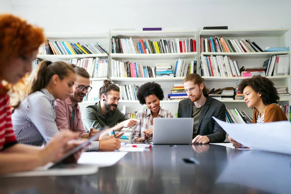 Collaboration Analyse Par Des Hommes Affaires Travaillant Ensemble Bureau — Photo