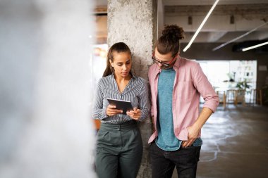 İş arkadaşları iş yerinde eğleniyor ve sohbet ediyorlar.