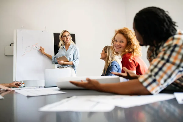 Giovani Colleghi Architetti Stanno Analizzando Progetti Mentre Lavorano Nuovo Progetto — Foto Stock