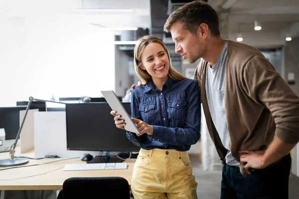 Glückliche Geschäftspartner Kollegen Diskutieren Über Geschäfte Und Lächeln Beim Gang — Stockfoto